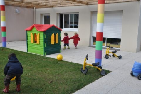 Extérieure de la micro-crèche La Marel avec des enfants