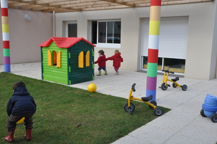 Extérieure de la micro-crèche La Marel avec des enfants