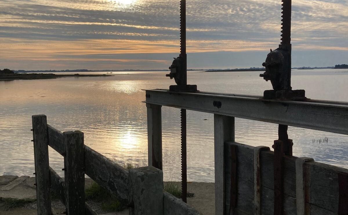 photo du lever de soleil sur une vanne