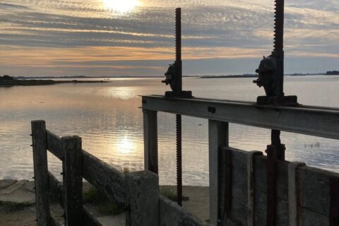 photo du lever de soleil sur une vanne